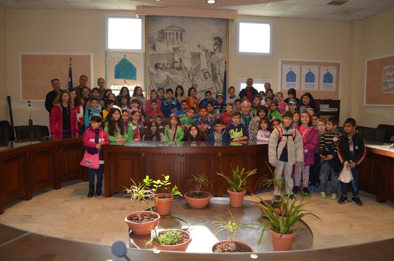 Επίσκεψη μαθητών Δ.Σ. Μαυροβουνίου στο Δημαρχείο Σκύδρας.